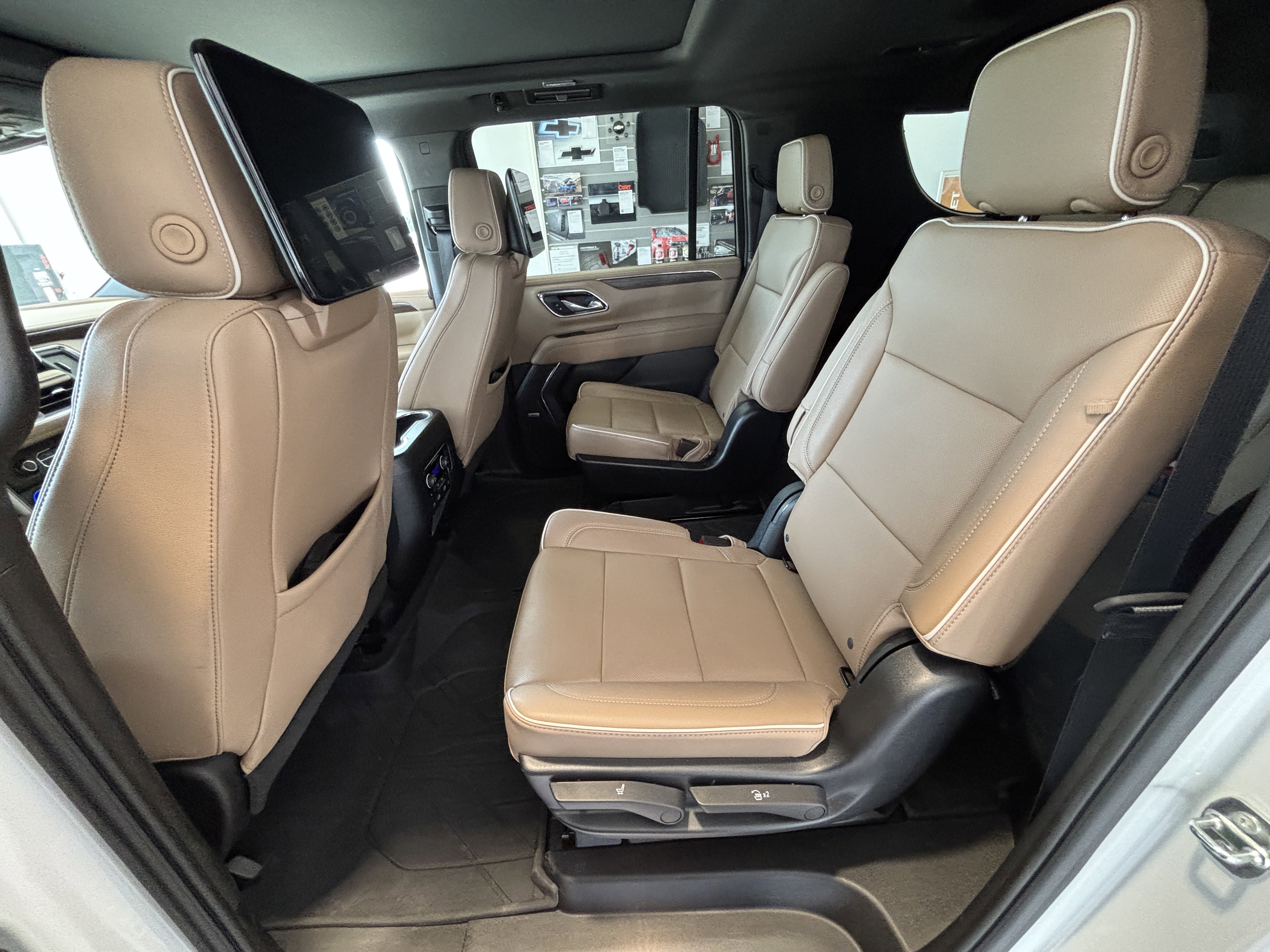 Used 2023 Chevrolet Suburban Premier w/ Advanced Technology Package image 18