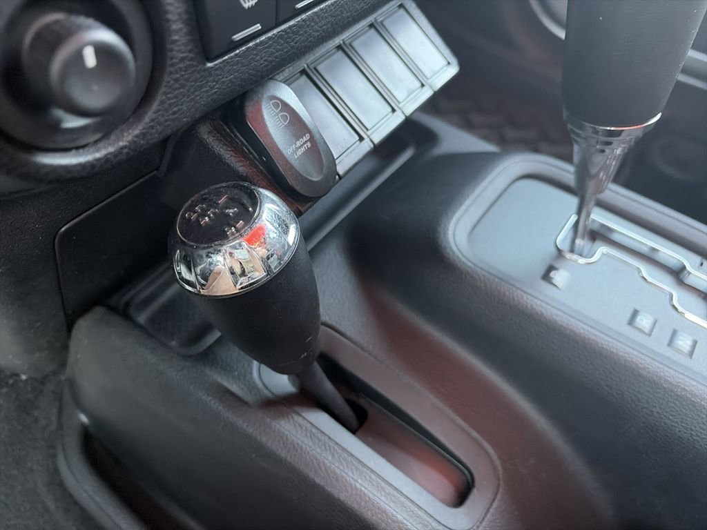 Used 2012 Jeep Wrangler Unlimited Rubicon w/ Connectivity Group AWD/4WD image 26