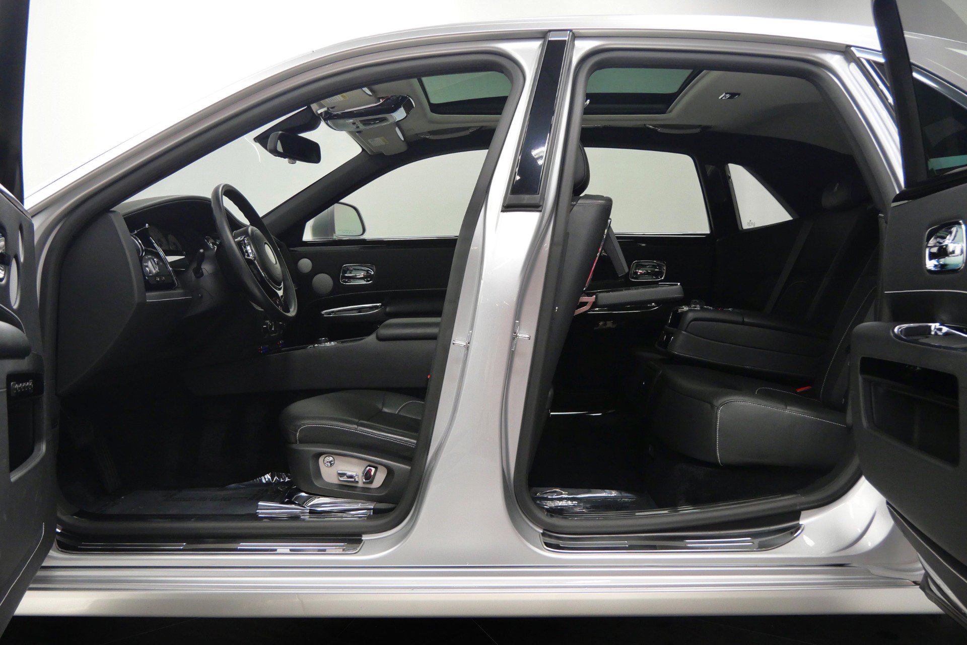 Used 2013 Rolls-Royce Ghost RWD image 34