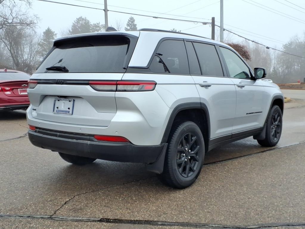 Used 2024 Jeep Grand Cherokee Altitude image 5