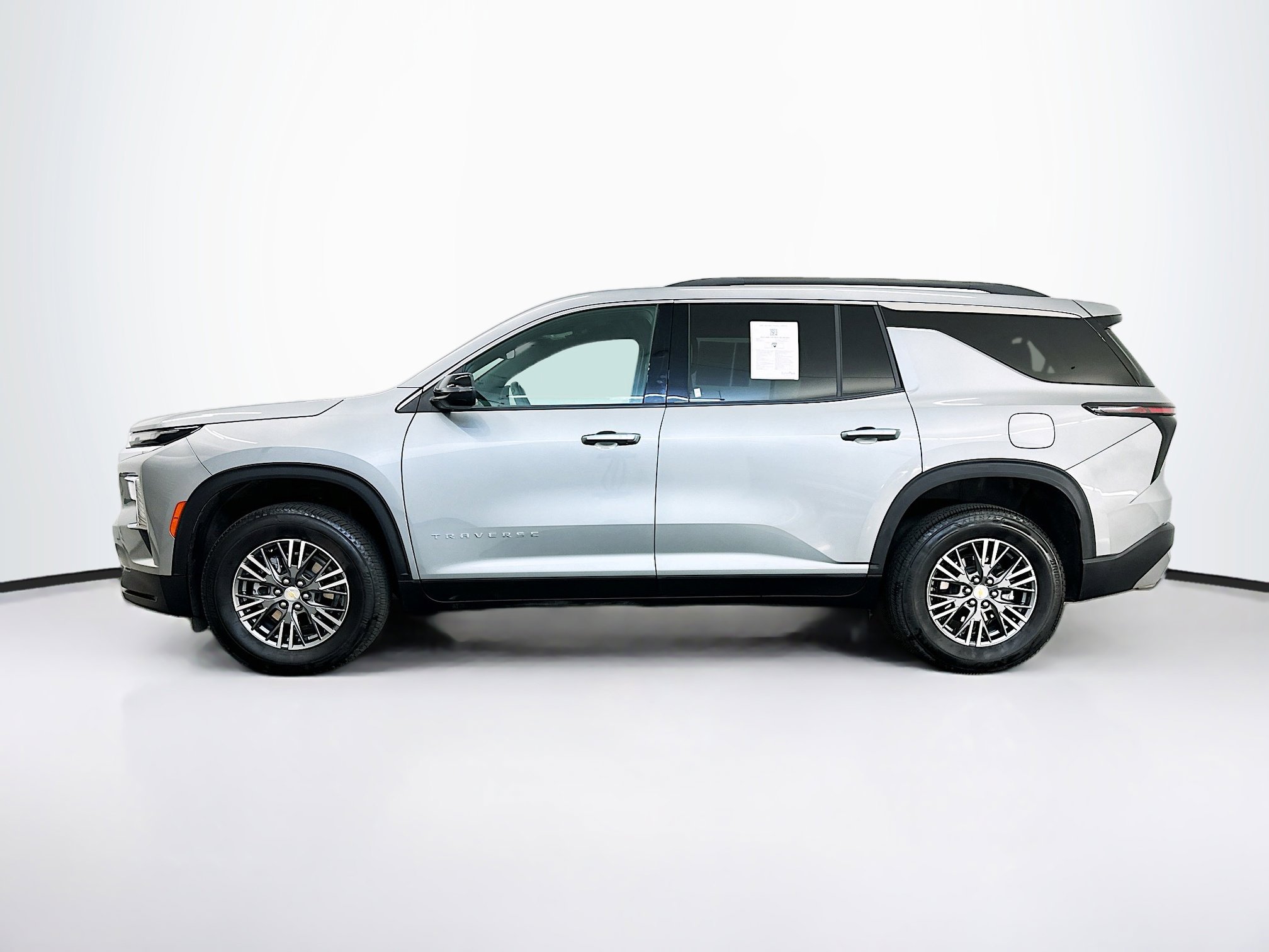 Used 2025 Chevrolet Traverse LT image 4