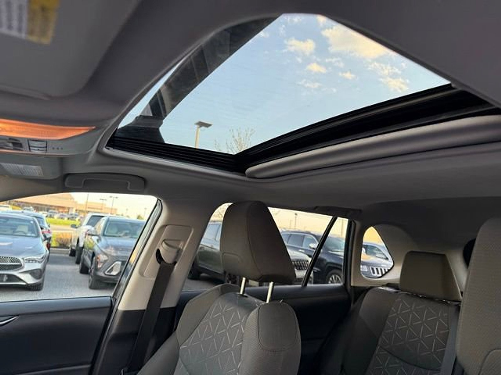 Used 2021 Toyota RAV4 XLE w/ Convenience Package AWD/4WD image 21