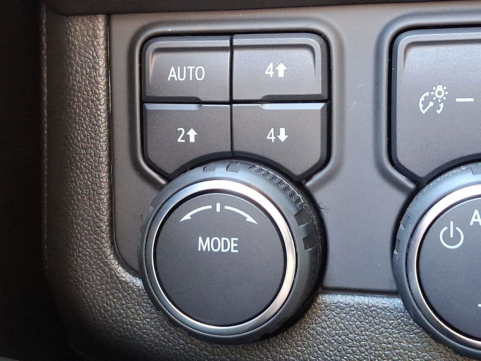 Used 2024 Chevrolet Suburban Premier w/ Advanced Technology Package image 29