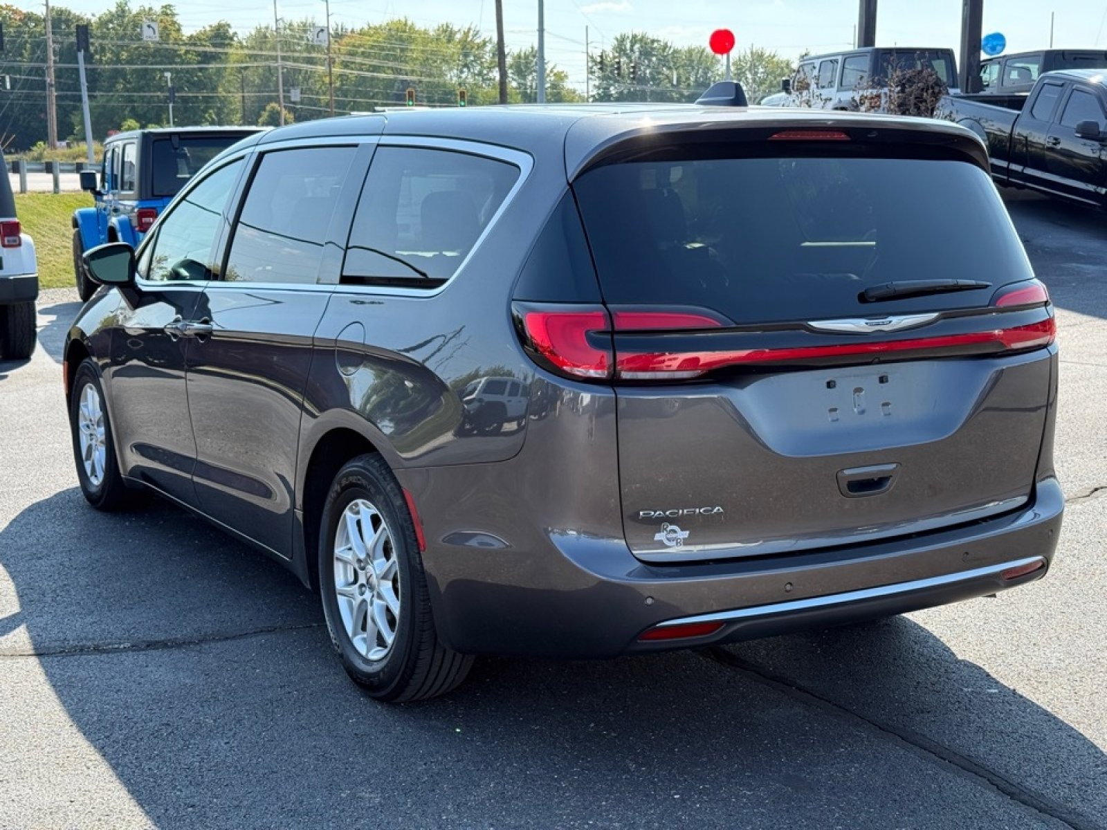 Used 2023 Chrysler Pacifica Touring-L image 6