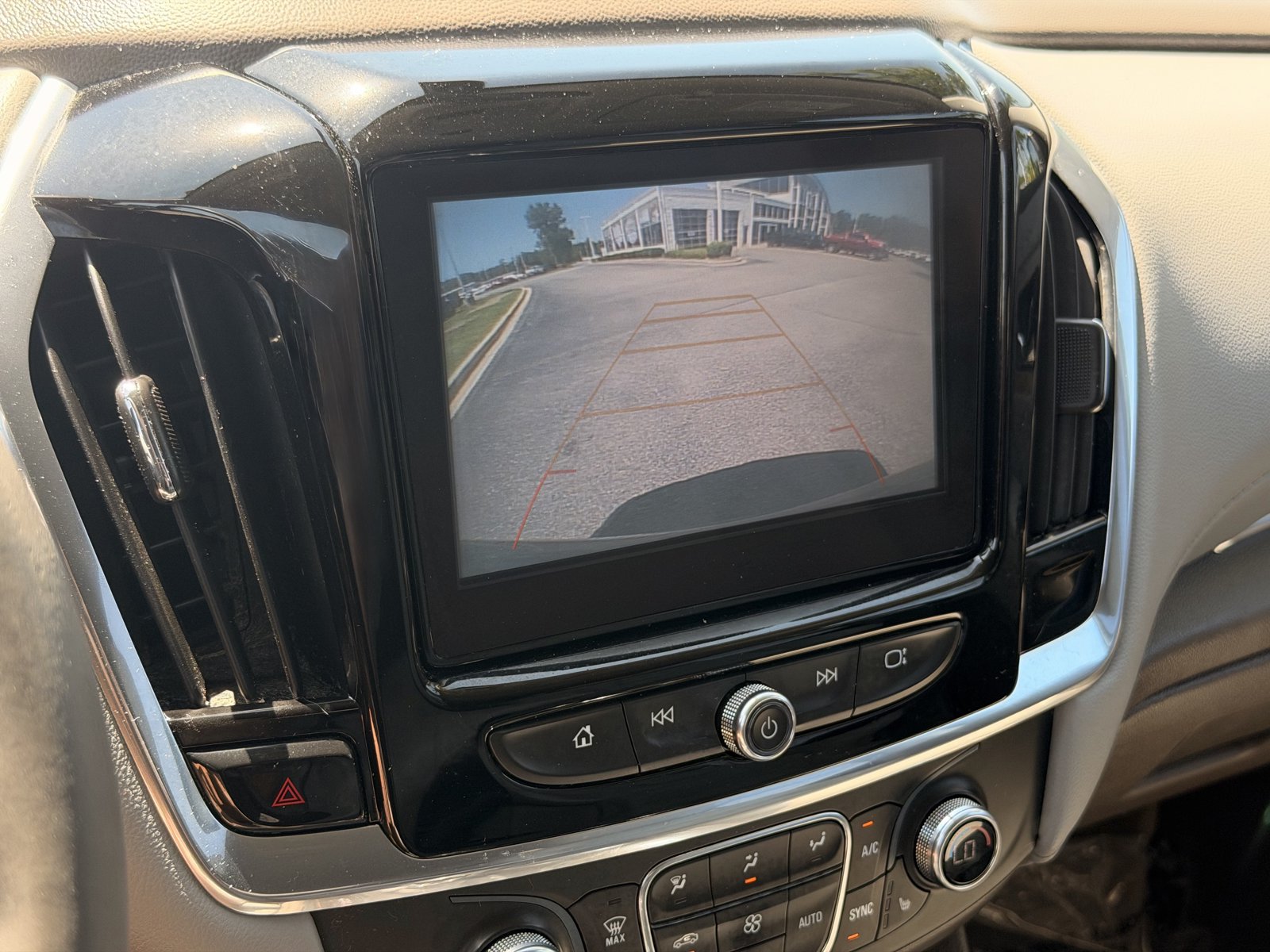 Used 2019 Chevrolet Traverse LT FWD image 25