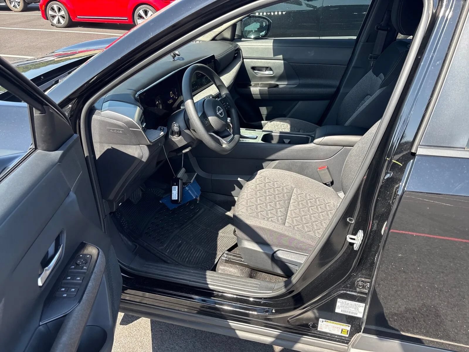 Used 2025 Nissan Kicks SV FWD image 4