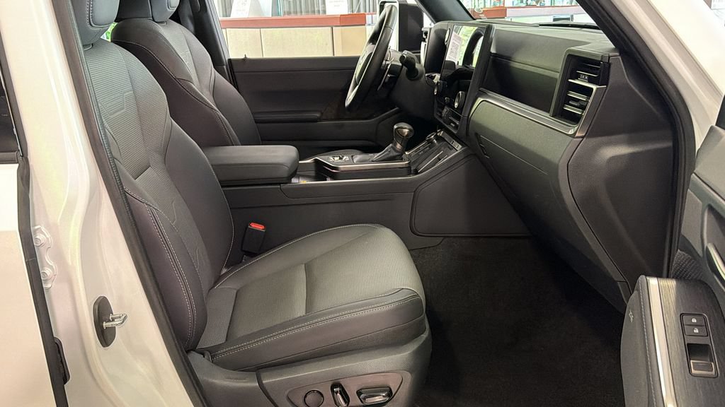 Used 2024 Lexus GX 550 w/ Accessory Package (2T) AWD/4WD image 12
