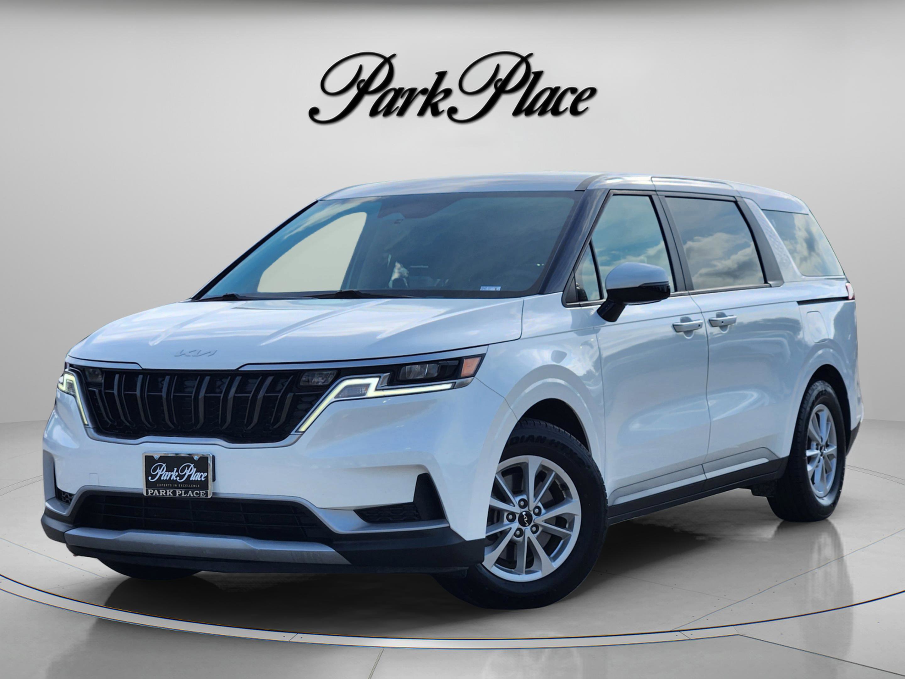 Used 2023 Kia Carnival LX image 1