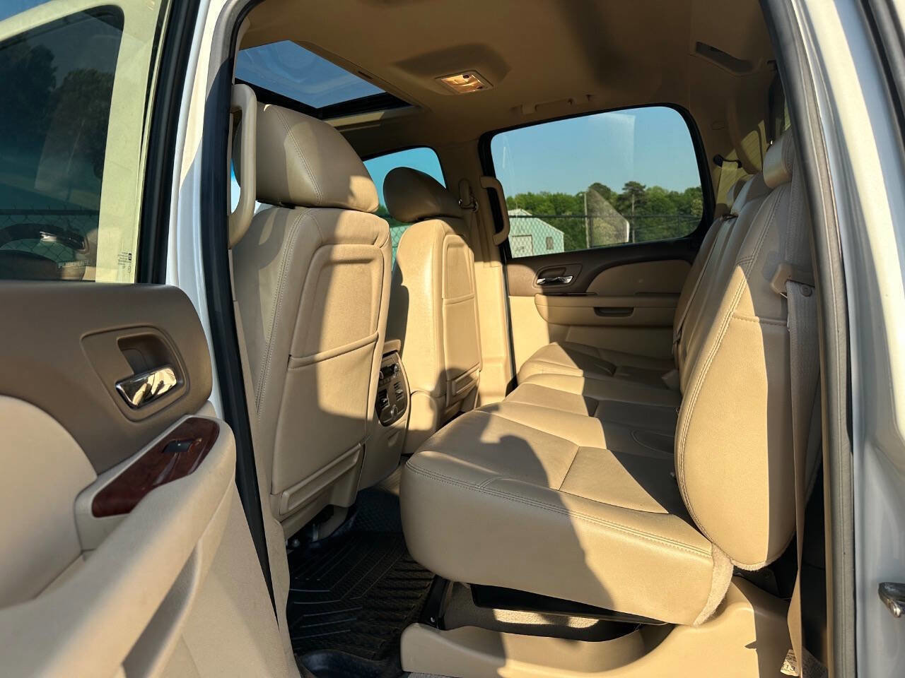 Used 2013 Chevrolet Avalanche LTZ RWD image 5