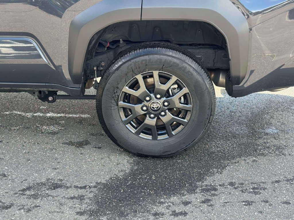 Used 2025 Toyota 4Runner SR5 AWD/4WD image 11