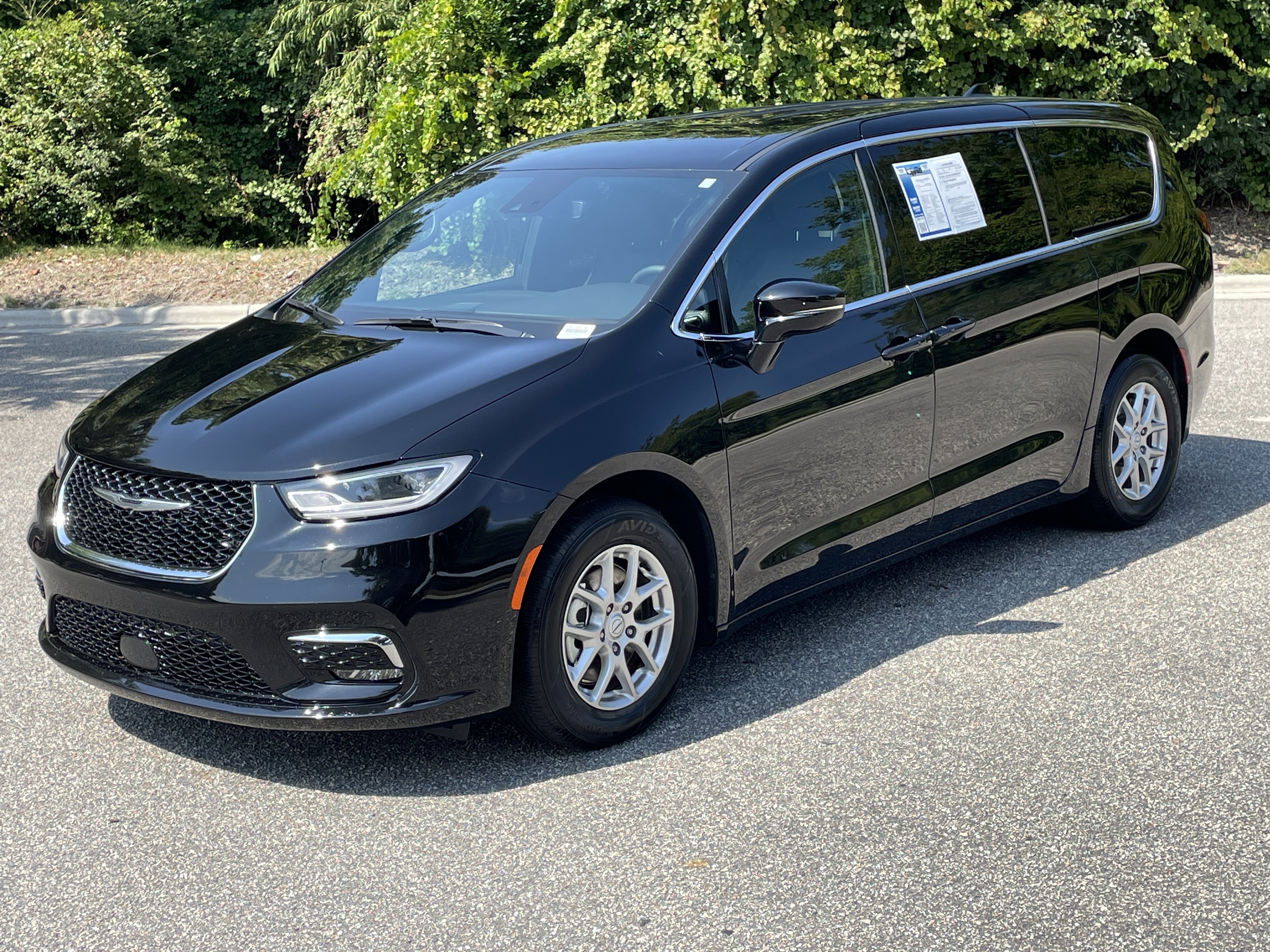 Used 2026 Chrysler Pacifica Select FWD image 4