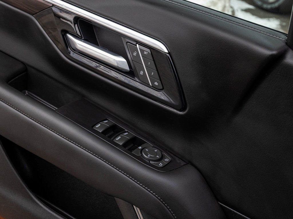 Used 2025 Chevrolet Suburban Z71 image 12