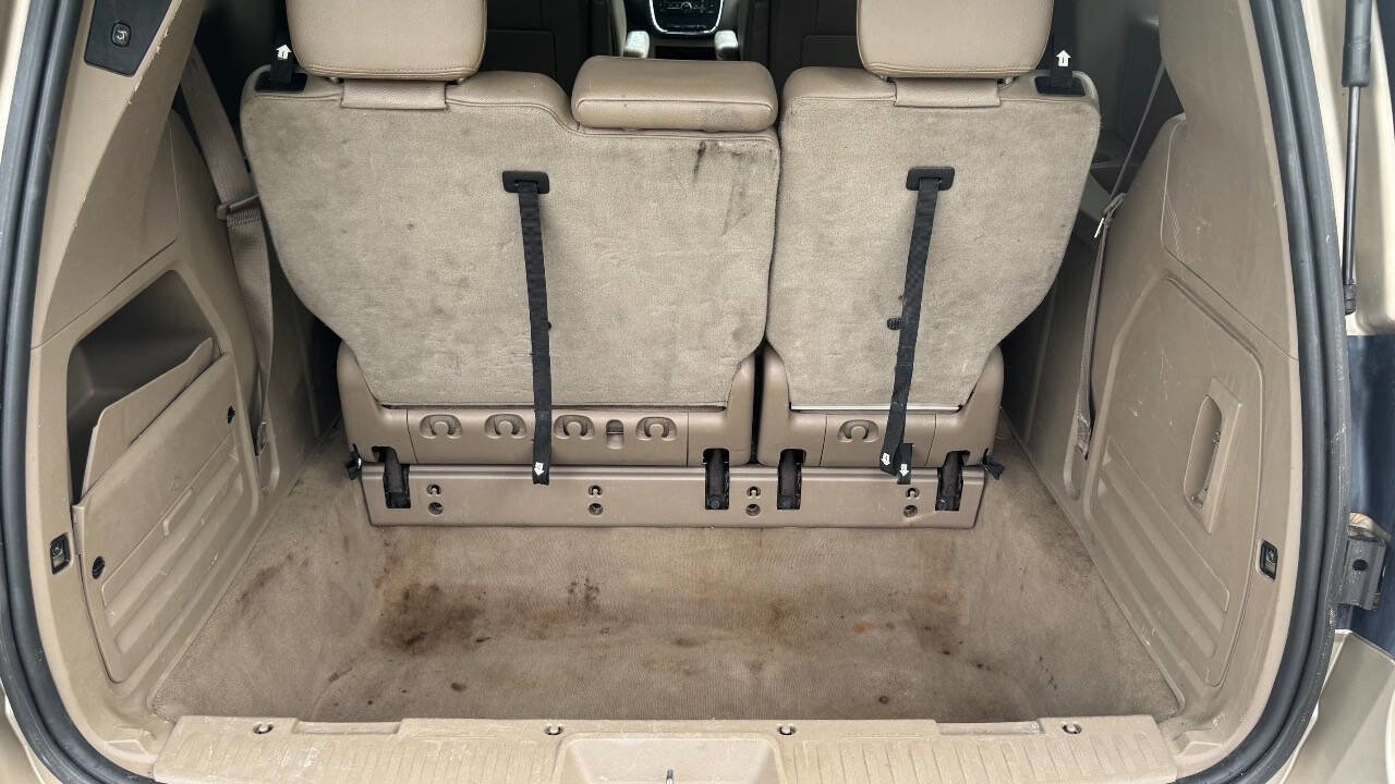 Used 2014 Chrysler Town & Country Touring FWD image 21