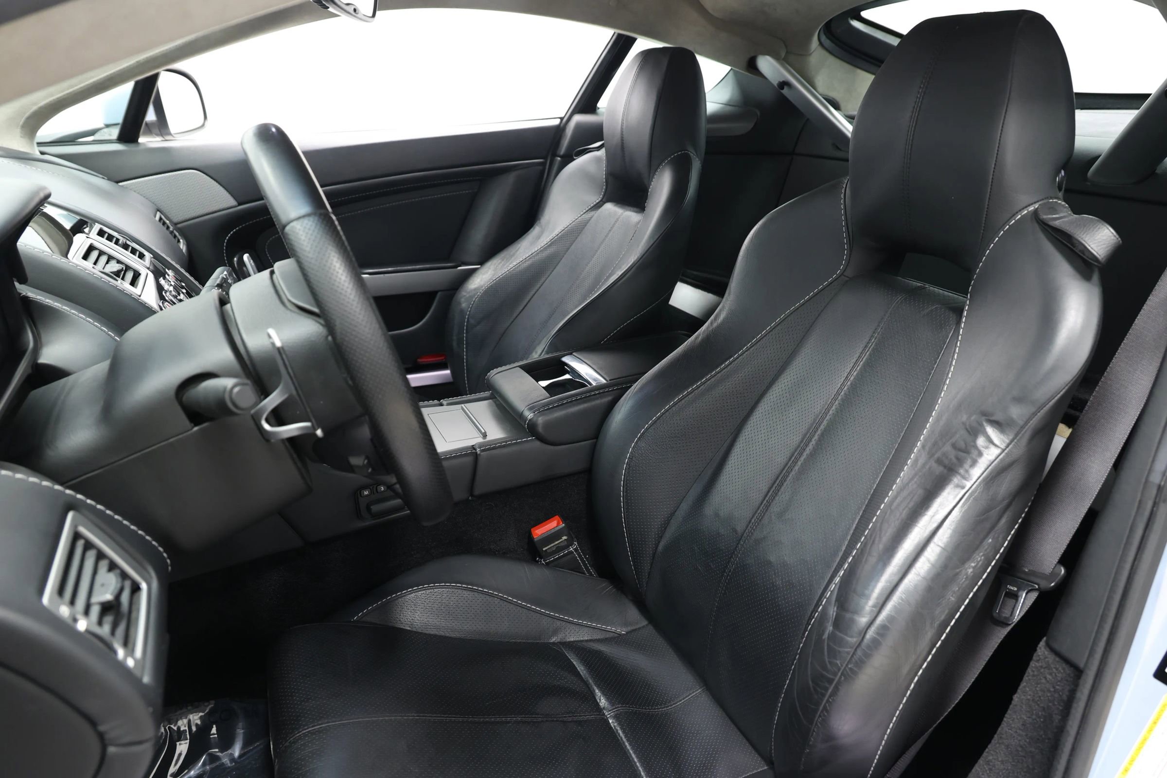 Used 2011 Aston Martin V8 Vantage Coupe image 3