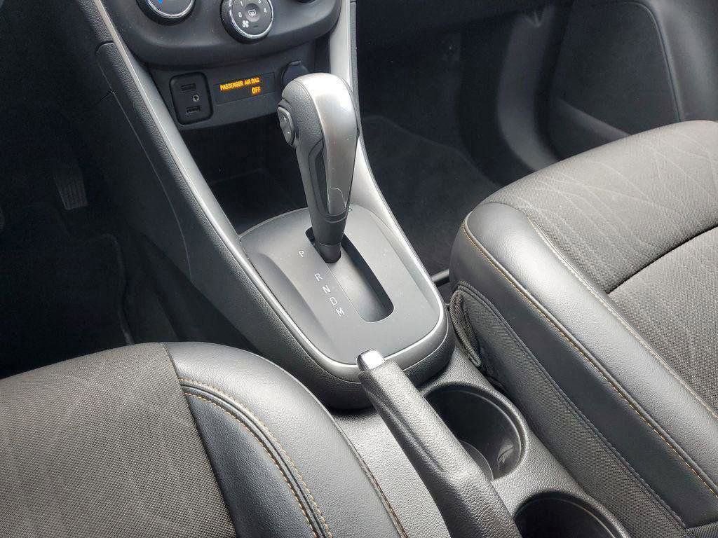 Used 2022 Chevrolet Trax LT w/ LT Convenience Package image 18