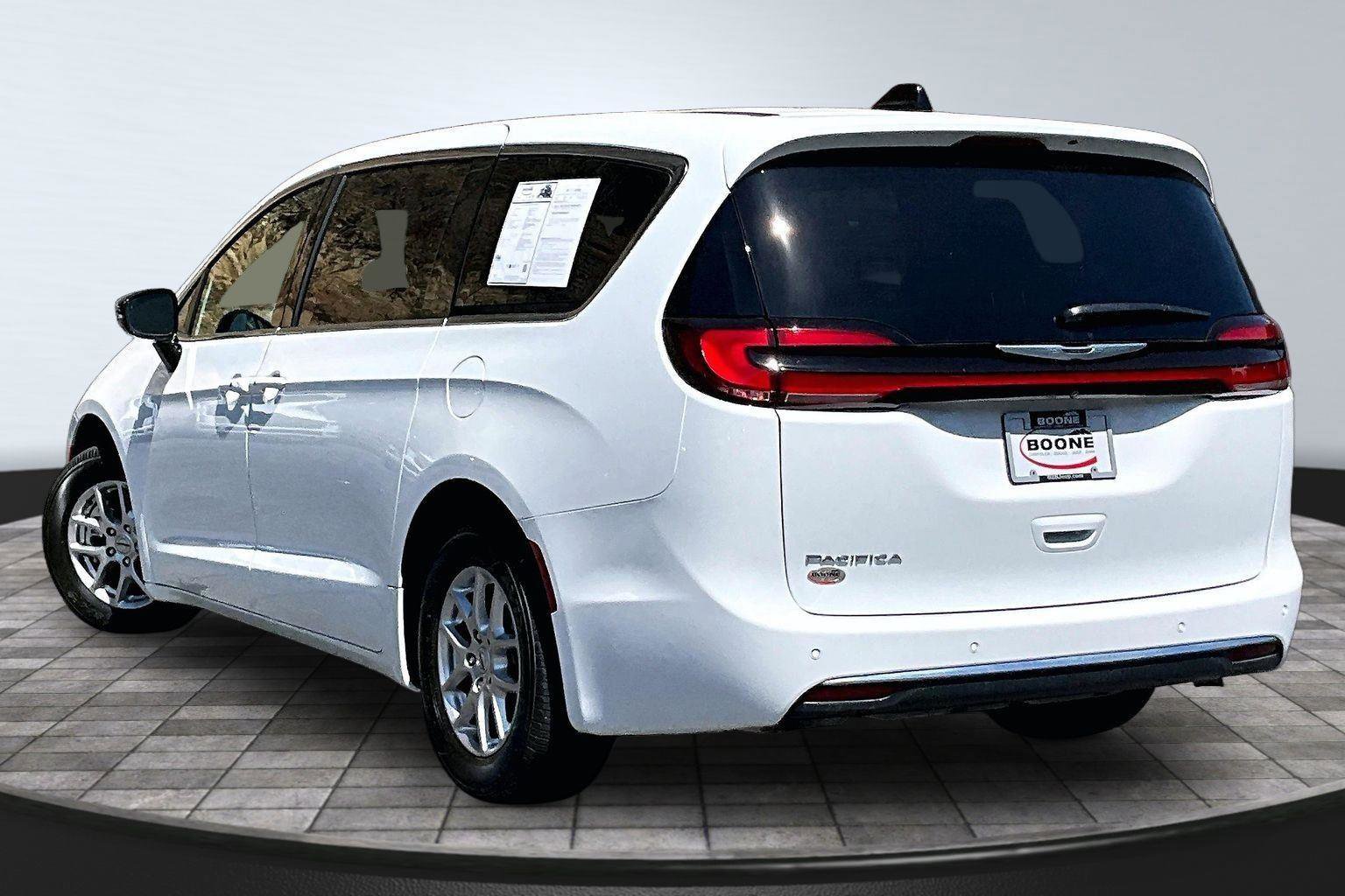 Used 2025 Chrysler Pacifica Select image 2
