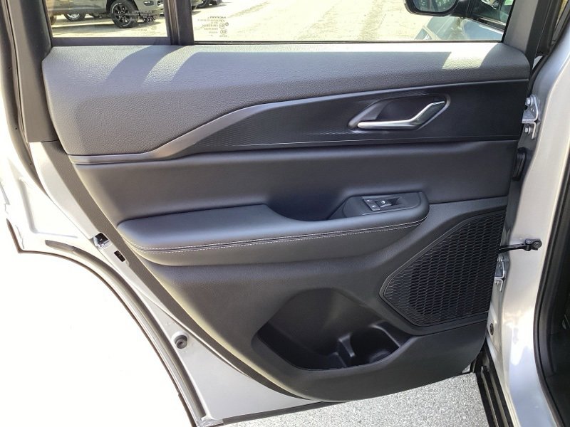 New 2025 Jeep Grand Cherokee Altitude image 18