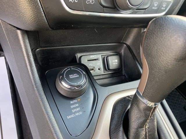 Certified 2017 Jeep Cherokee Latitude w/ Cold Weather Group AWD/4WD image 17