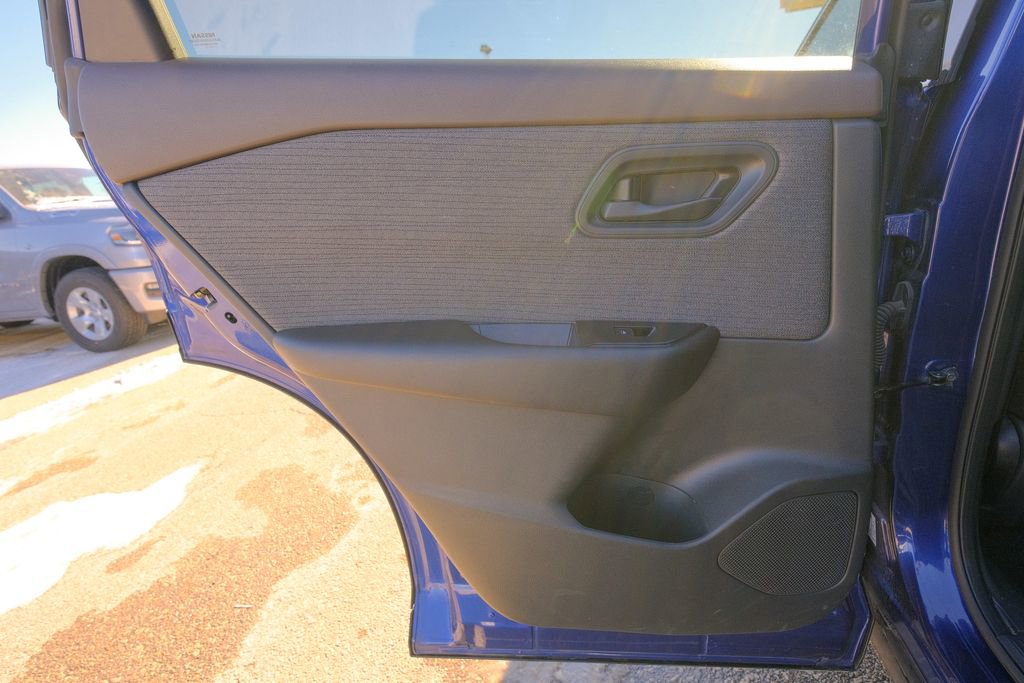 Used 2023 Nissan Rogue S image 28