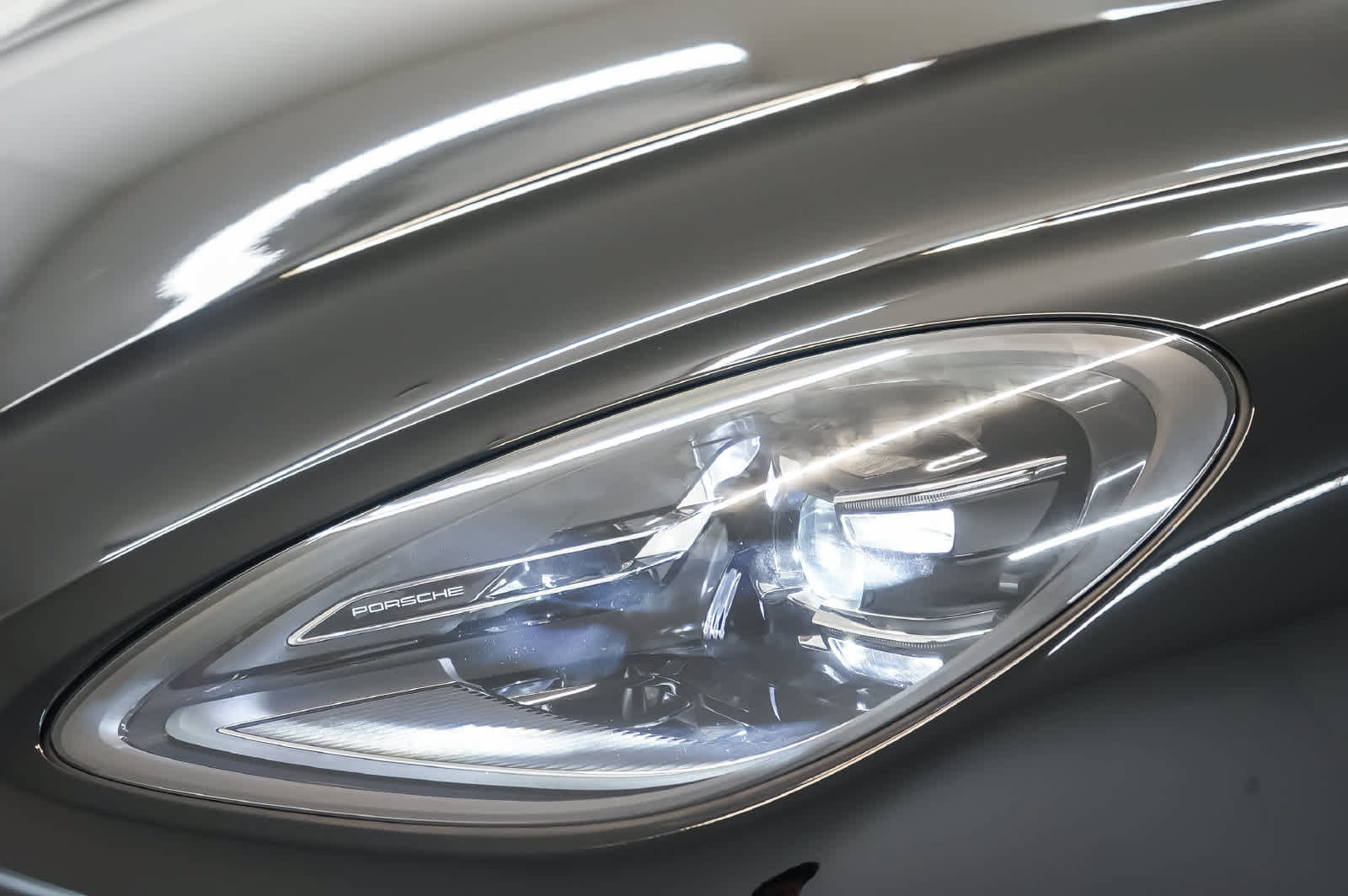 Certified 2026 Porsche Macan Turbo AWD/4WD image 14