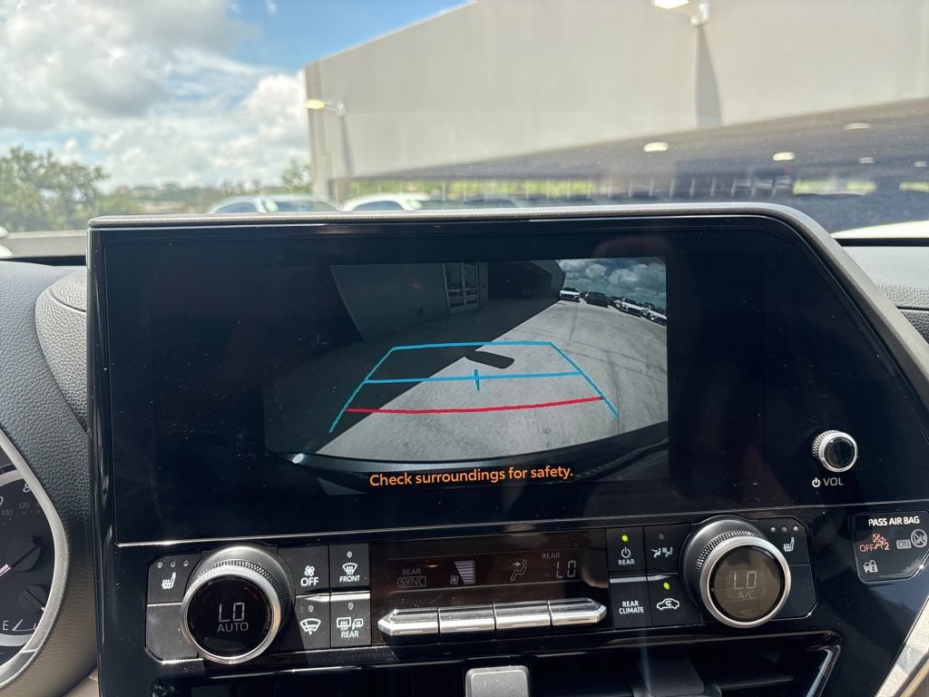 Used 2025 Toyota Highlander XLE FWD image 29