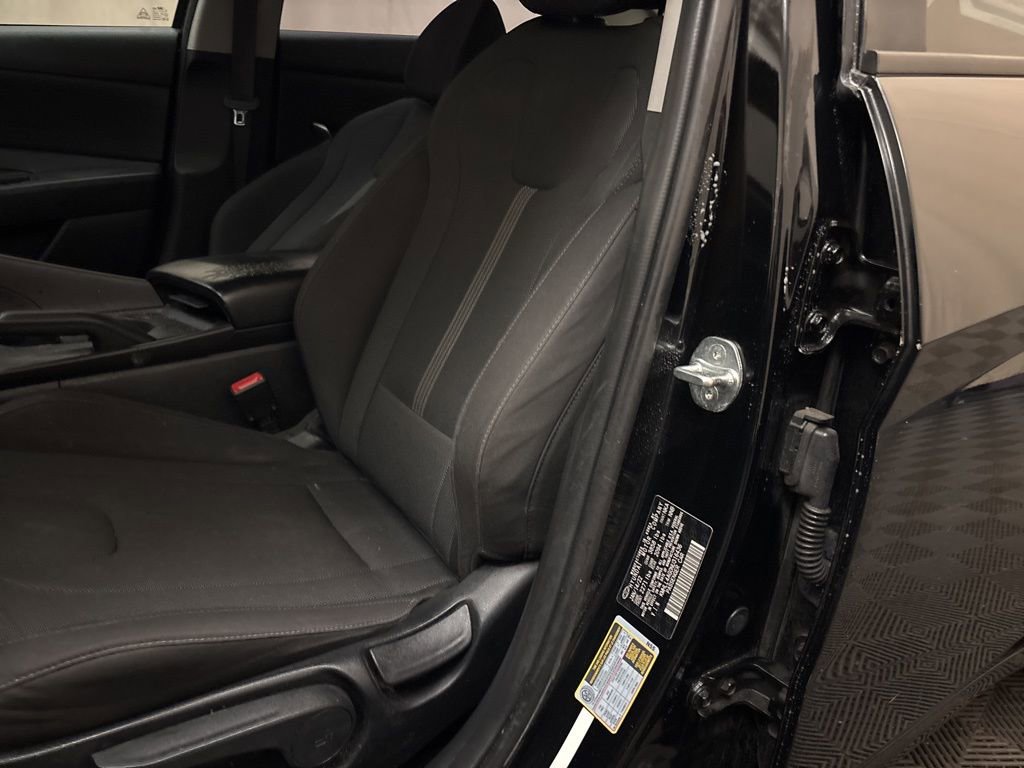 Used 2022 Hyundai Elantra SE image 11