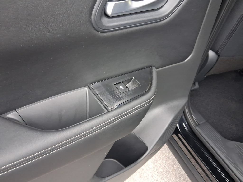 Certified 2025 Nissan Rogue SV FWD image 12