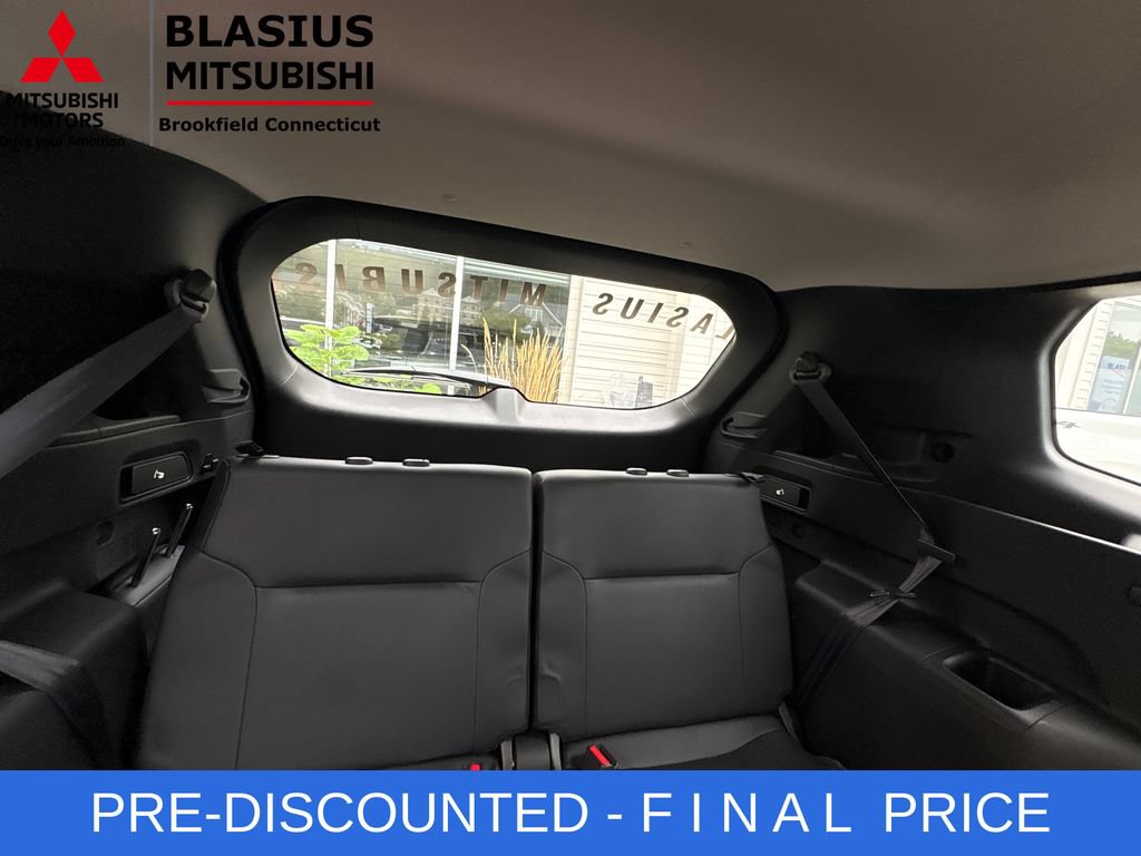 Used 2025 Mitsubishi Outlander AWD image 47