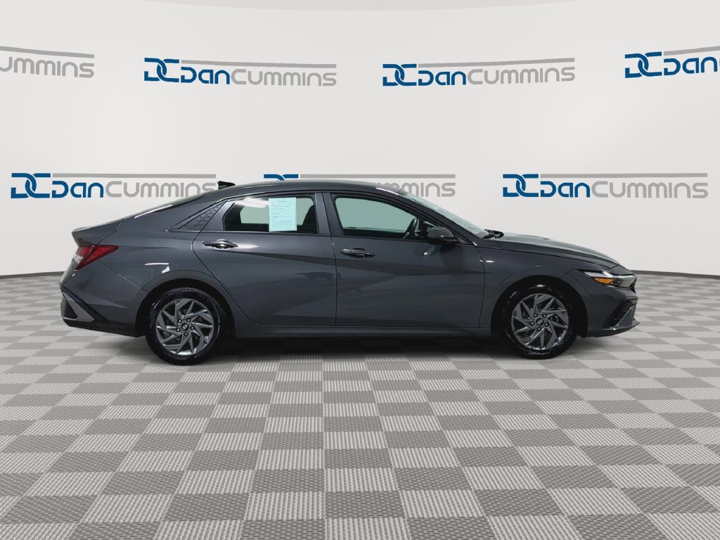 Used 2024 Hyundai Elantra SEL FWD image 2