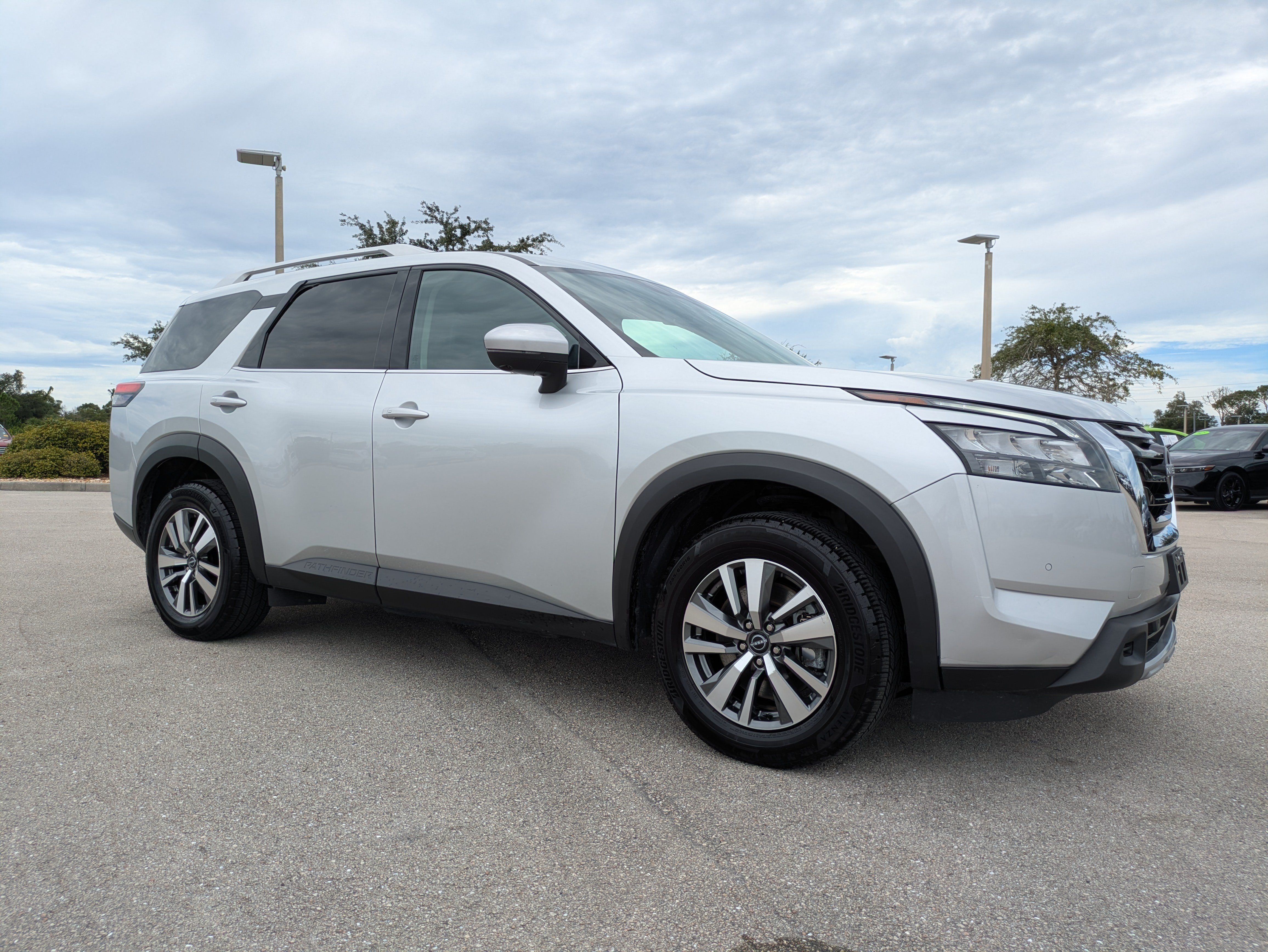 Used 2025 Nissan Pathfinder SL AWD/4WD image 2
