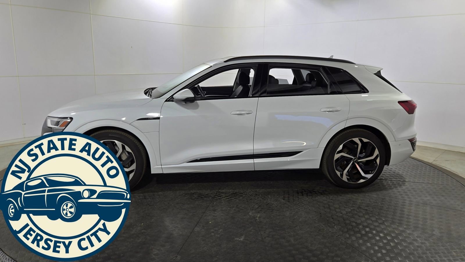 Used 2024 Audi Q8 e-tron Premium Plus AWD/4WD image 4