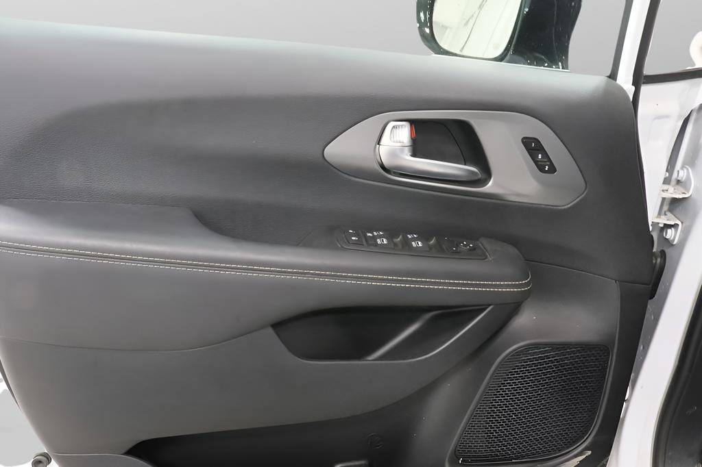 Used 2026 Chrysler Pacifica Select FWD image 21