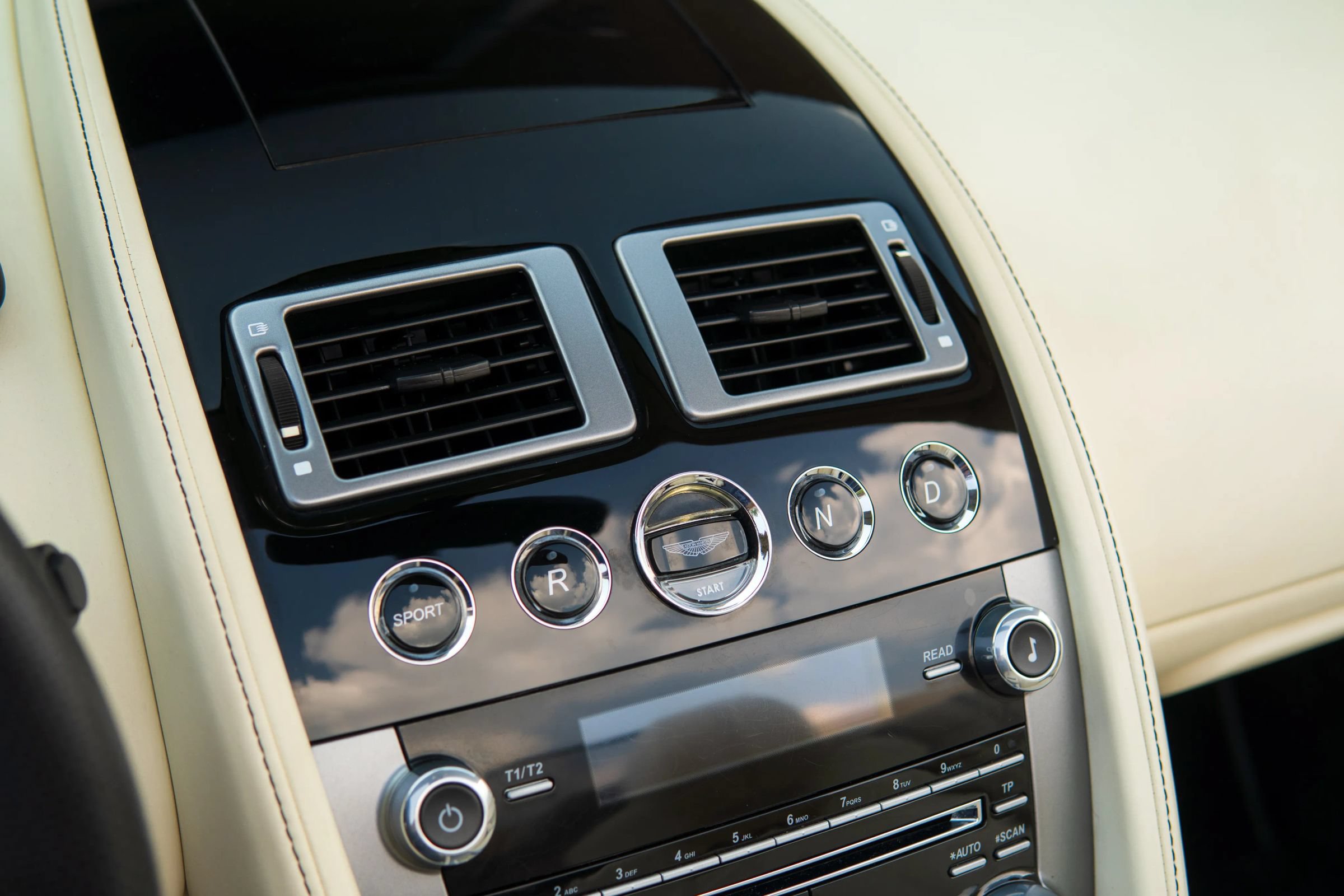 Used 2013 Aston Martin V8 Vantage Roadster RWD image 33