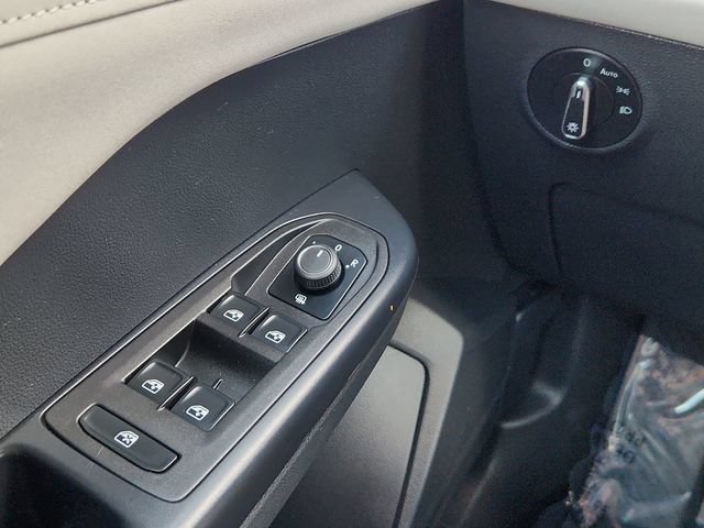 Used 2025 Volkswagen Taos SE FWD image 34