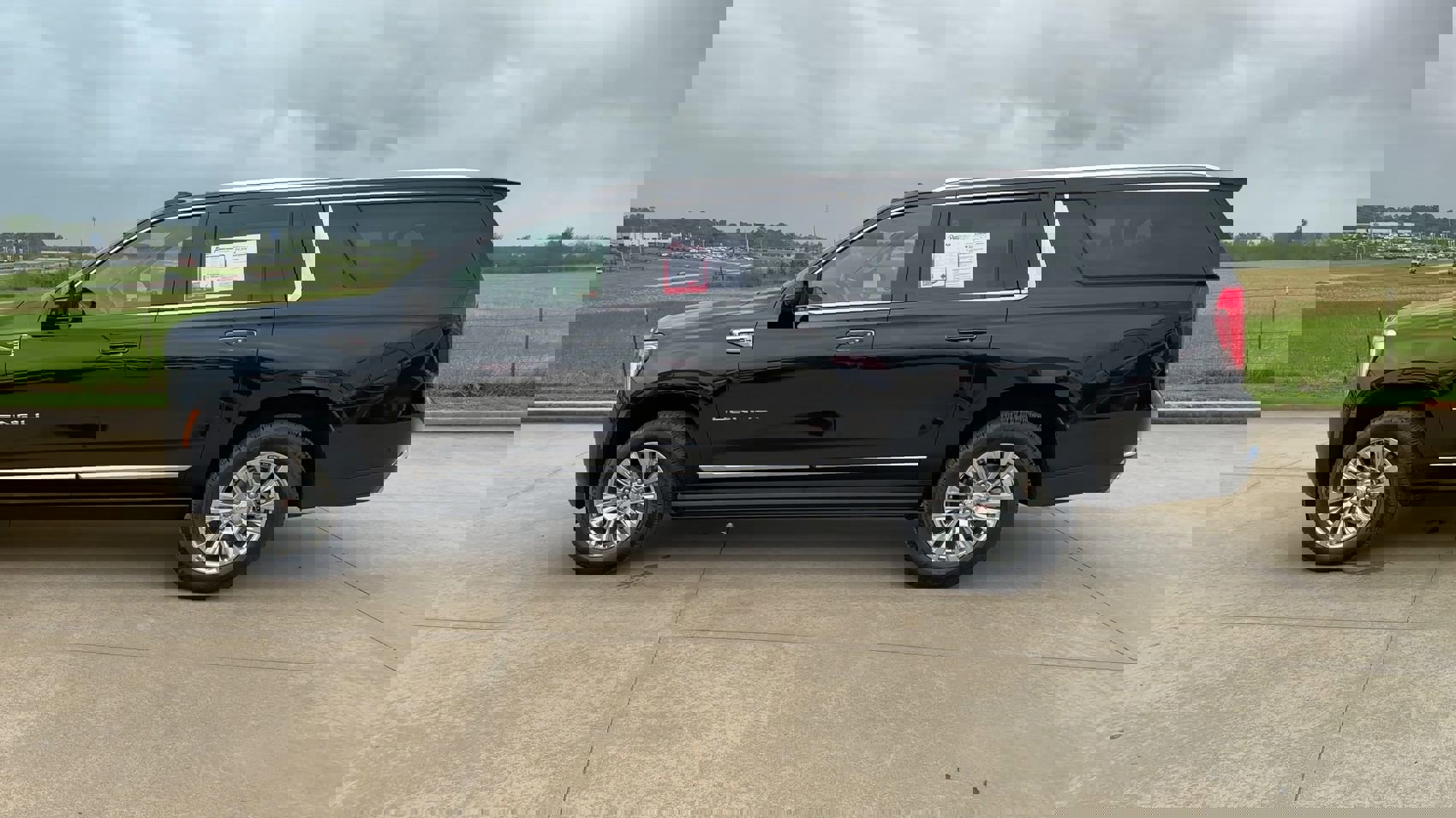 Used 2025 GMC Yukon XL Denali image 5