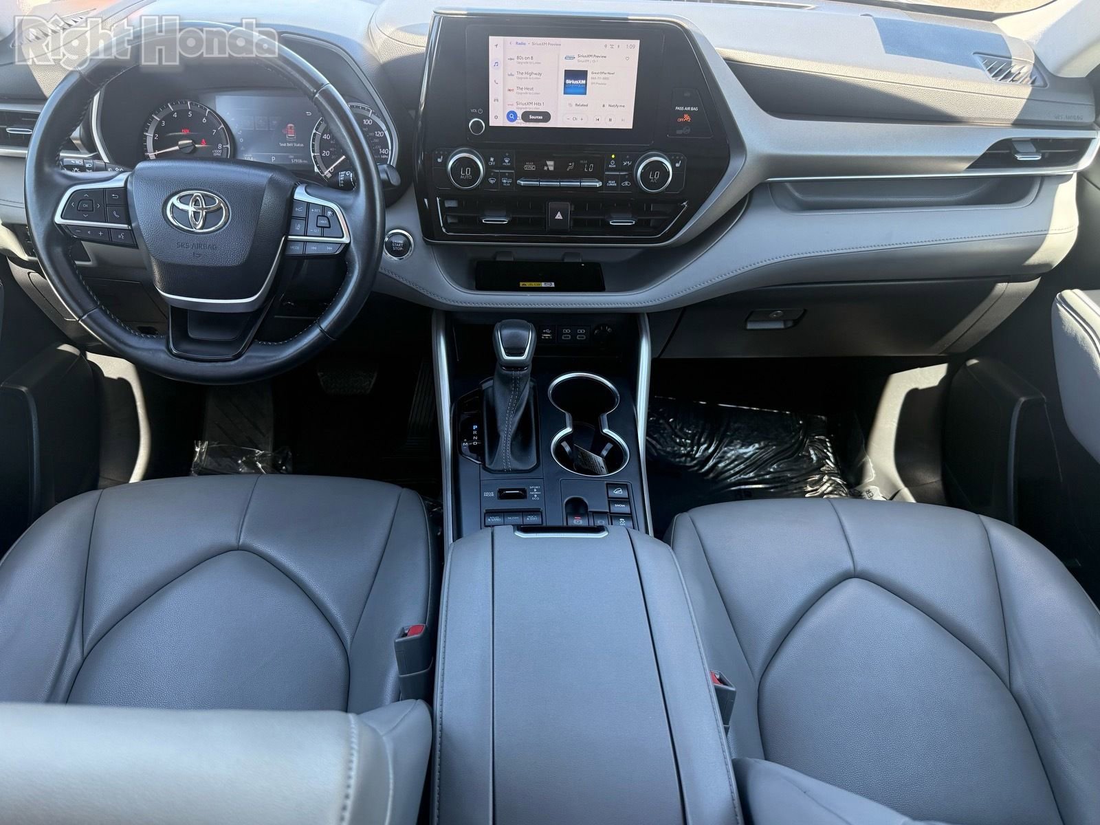 Used 2023 Toyota Highlander XLE image 28