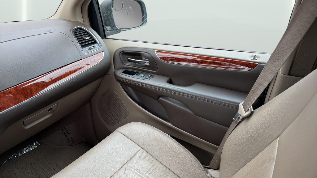 Used 2015 Chrysler Town & Country Touring-L w/ Driver Convenience Group FWD image 17