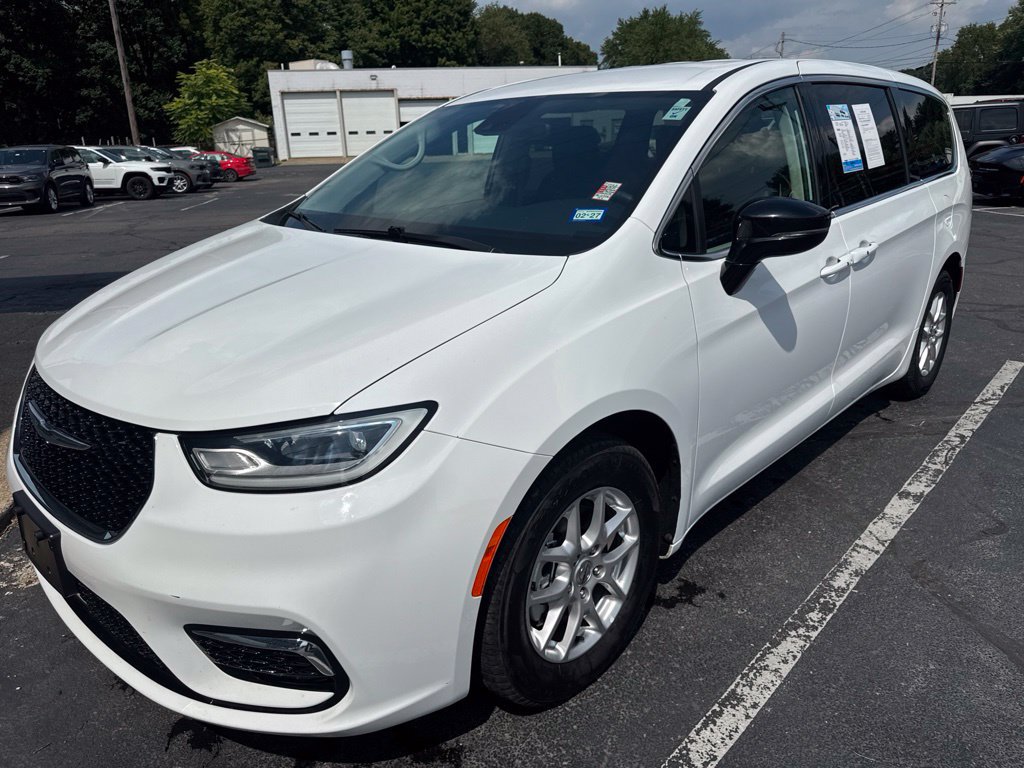 Used 2024 Chrysler Pacifica Touring-L FWD image 4