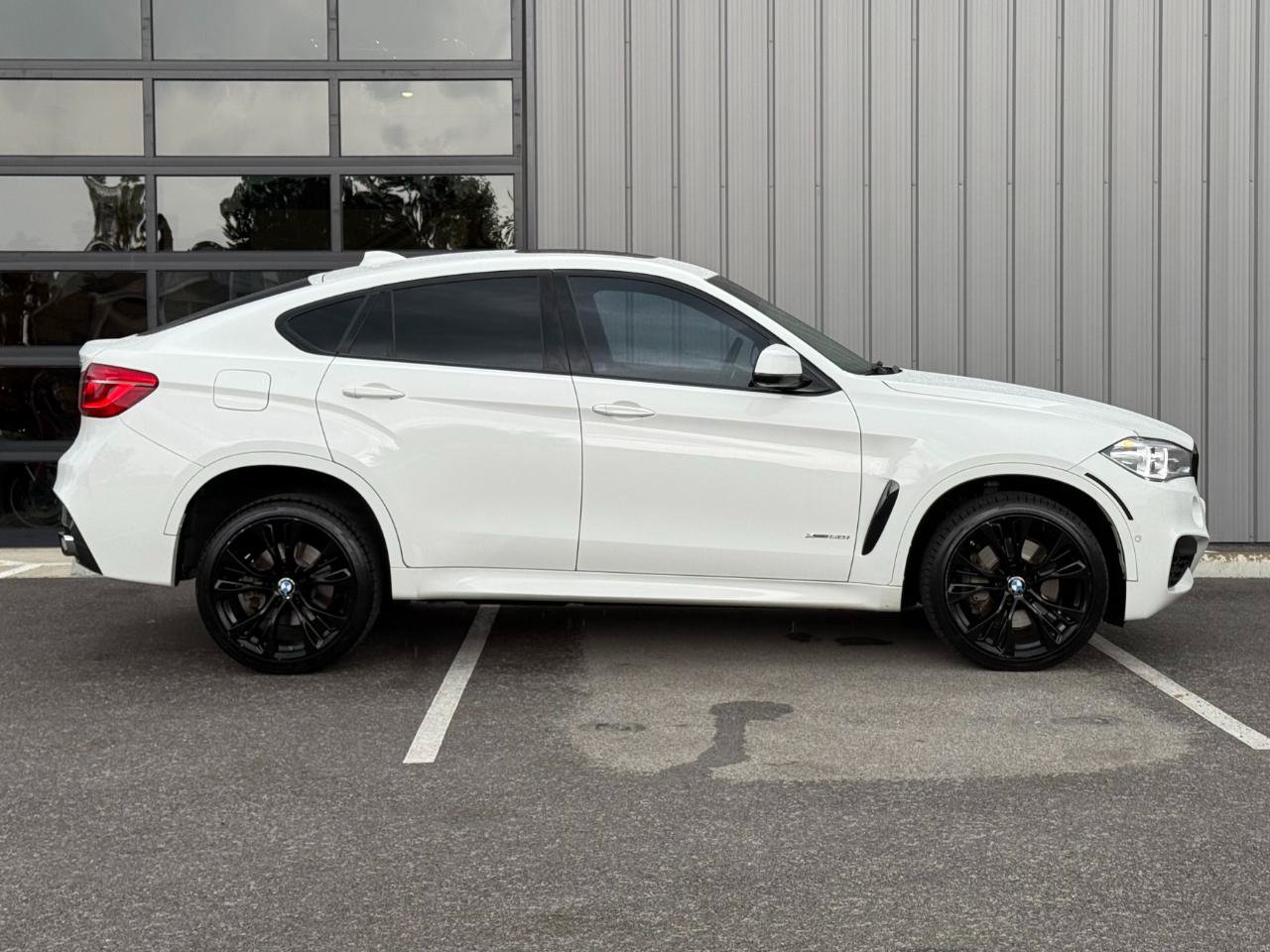 Used 2019 BMW X6 xDrive50i w/ M Sport Package AWD/4WD image 4