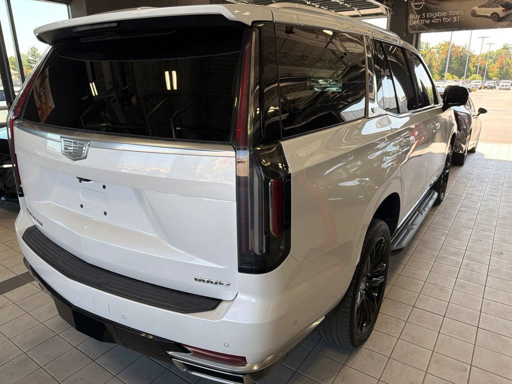 Used 2021 Cadillac Escalade Premium Luxury AWD/4WD image 4