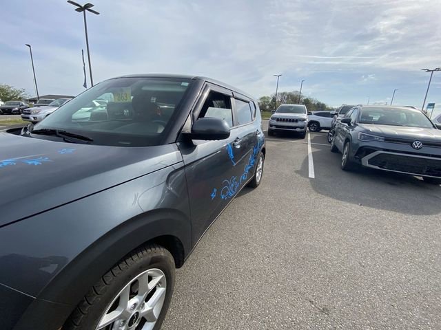 Used 2022 Kia Soul LX w/ Technology Package image 2