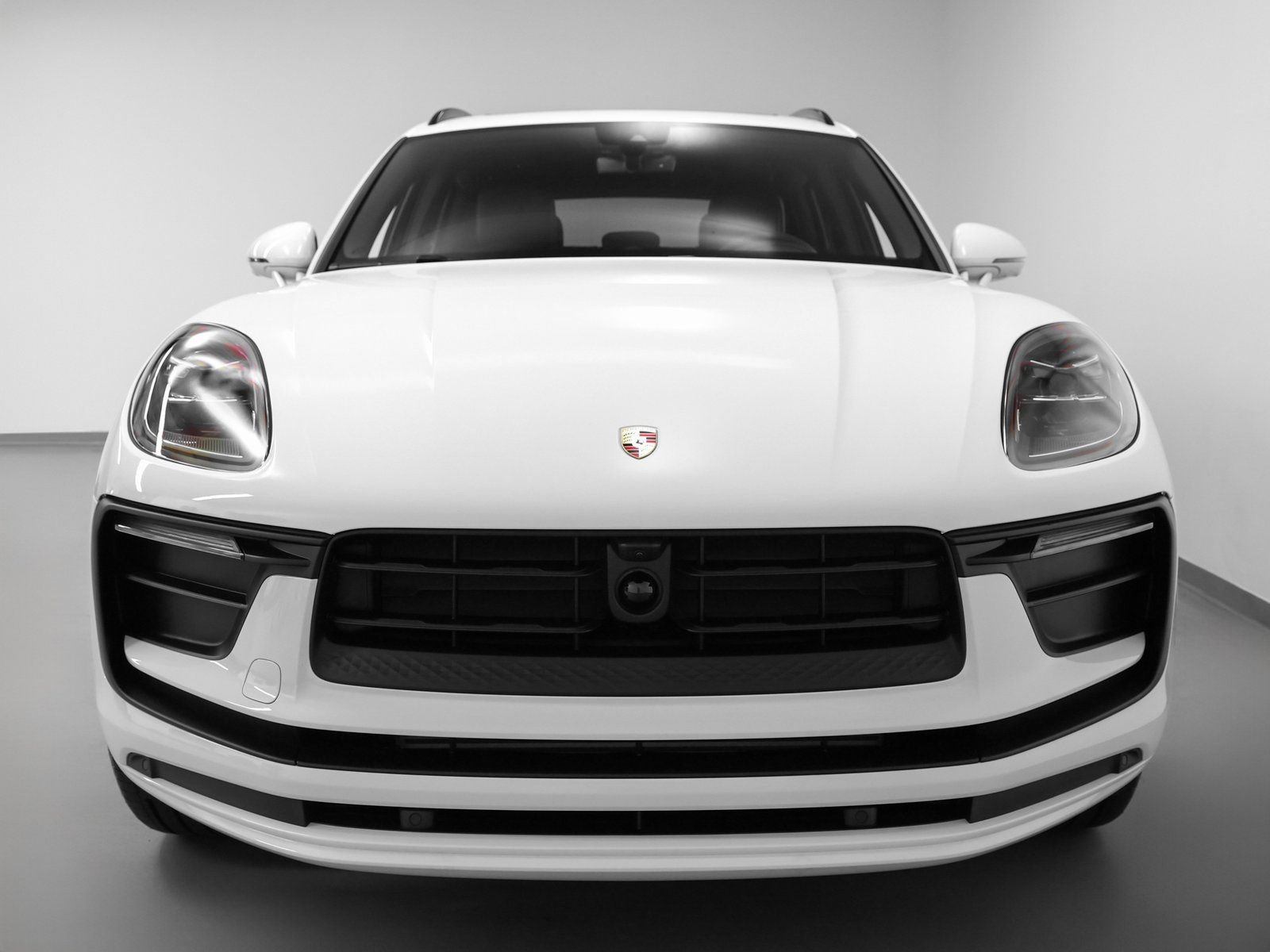 Certified 2025 Porsche Macan AWD/4WD image 8