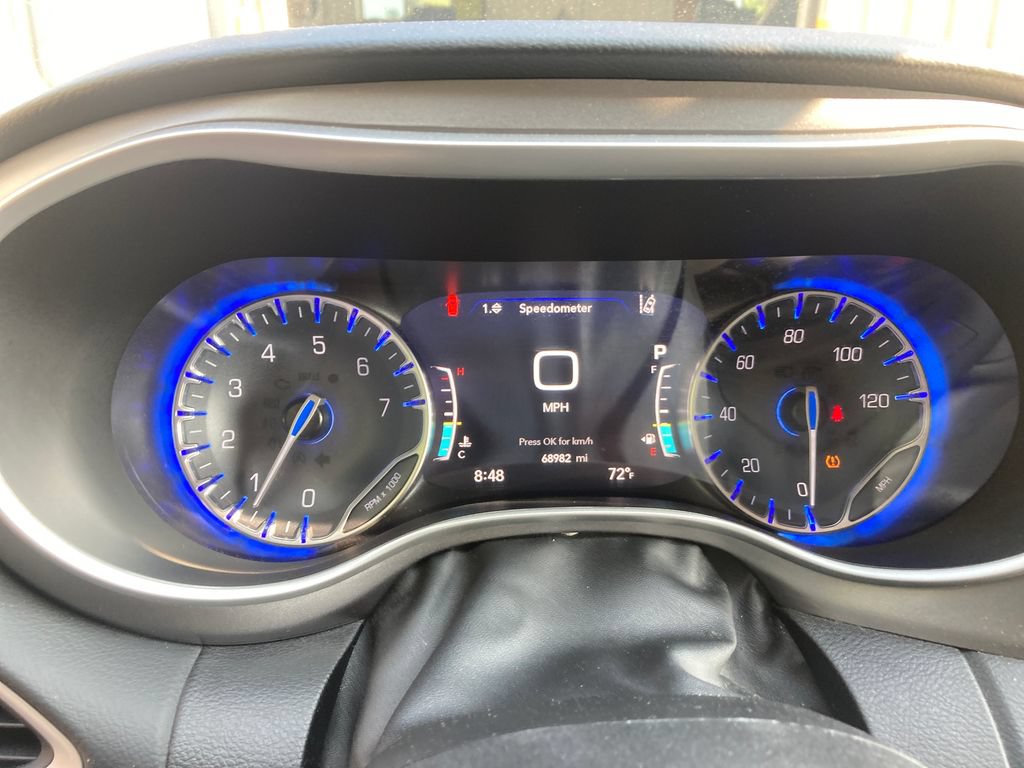 Used 2023 Chrysler Pacifica Touring-L FWD image 19