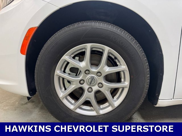 Used 2024 Chrysler Pacifica Touring-L image 36