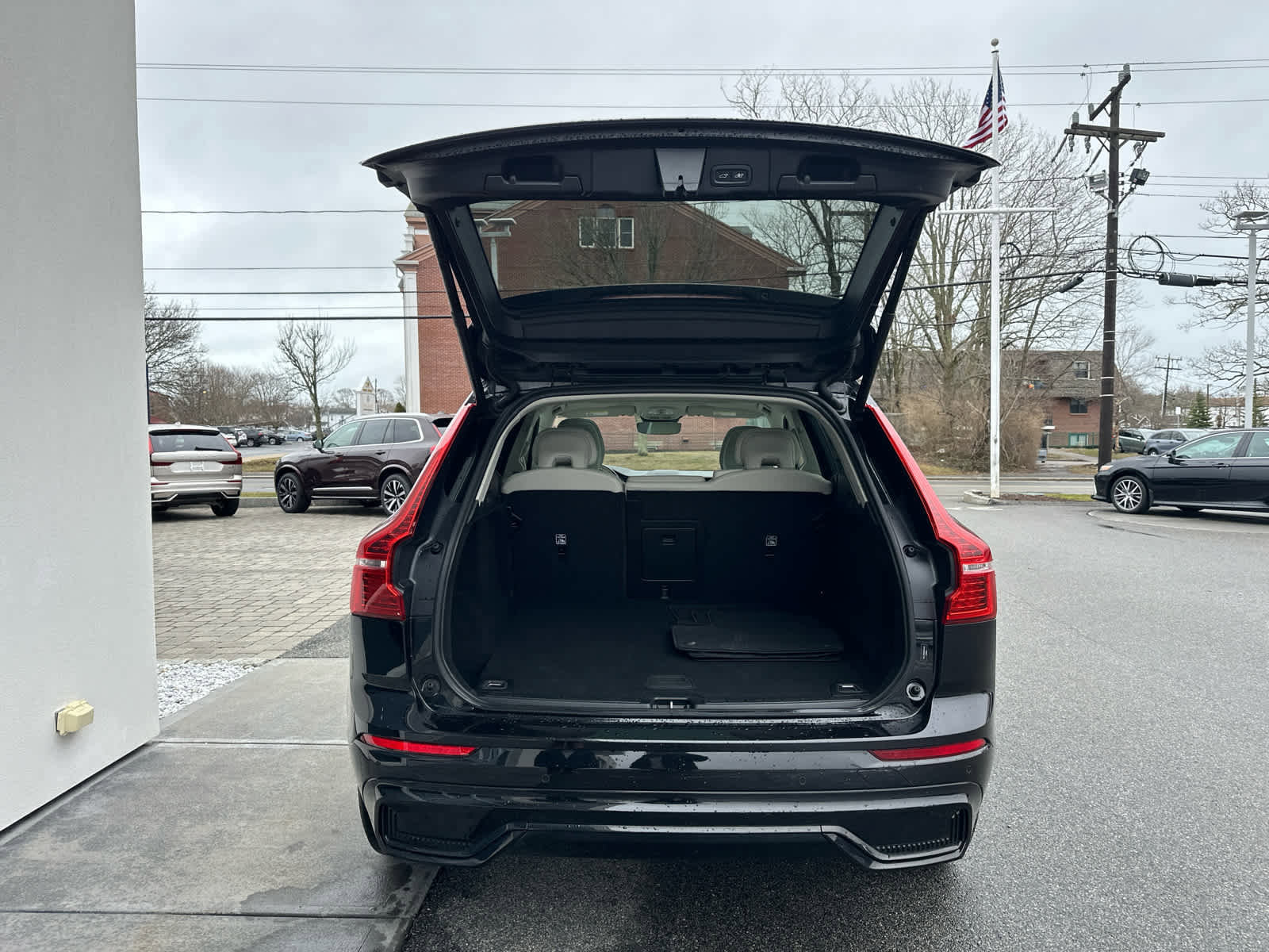 Used 2024 Volvo XC60 B5 Core w/ Climate Package image 11