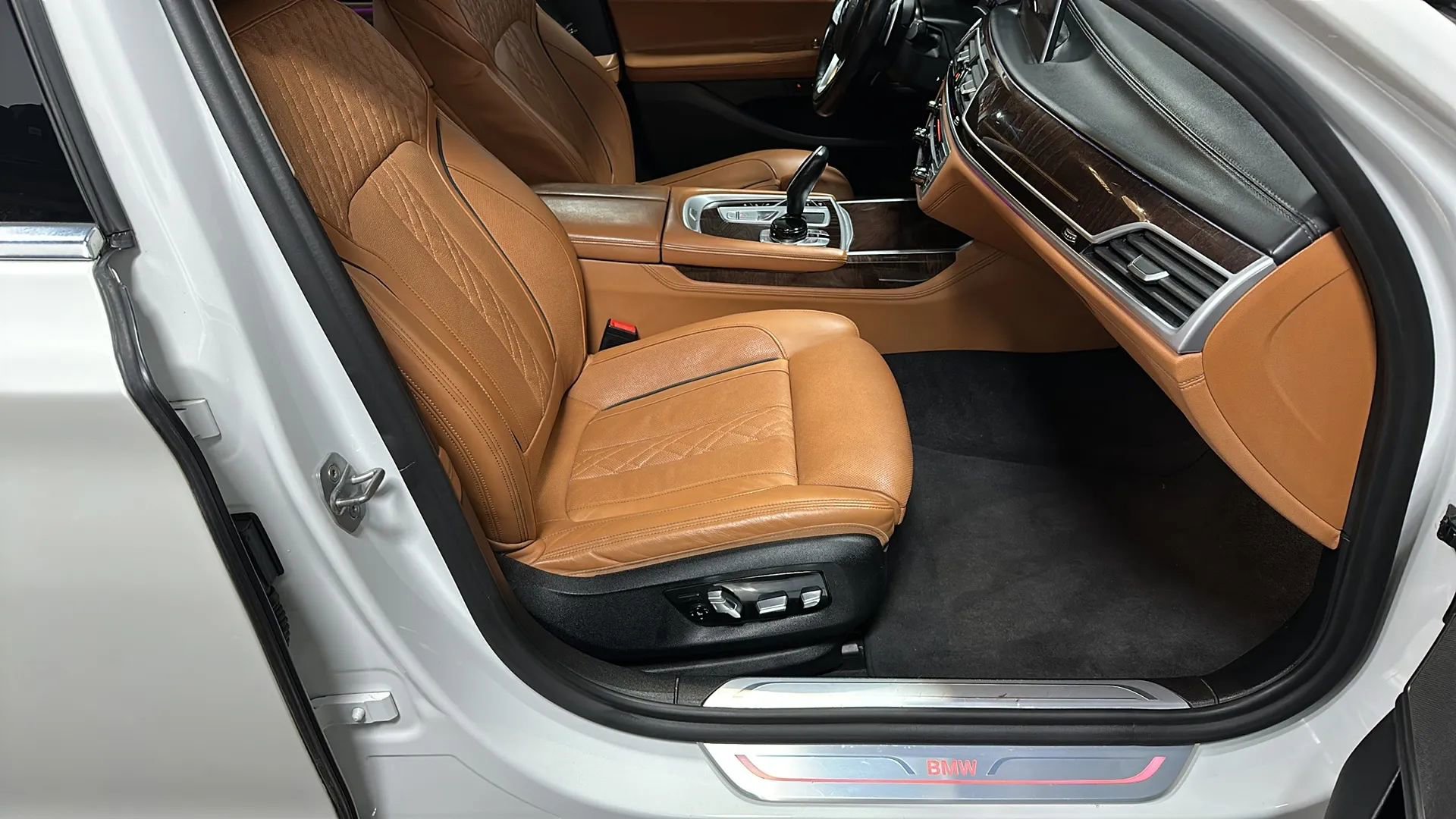 Used 2020 BMW 750i xDrive w/ Executive Package image 19