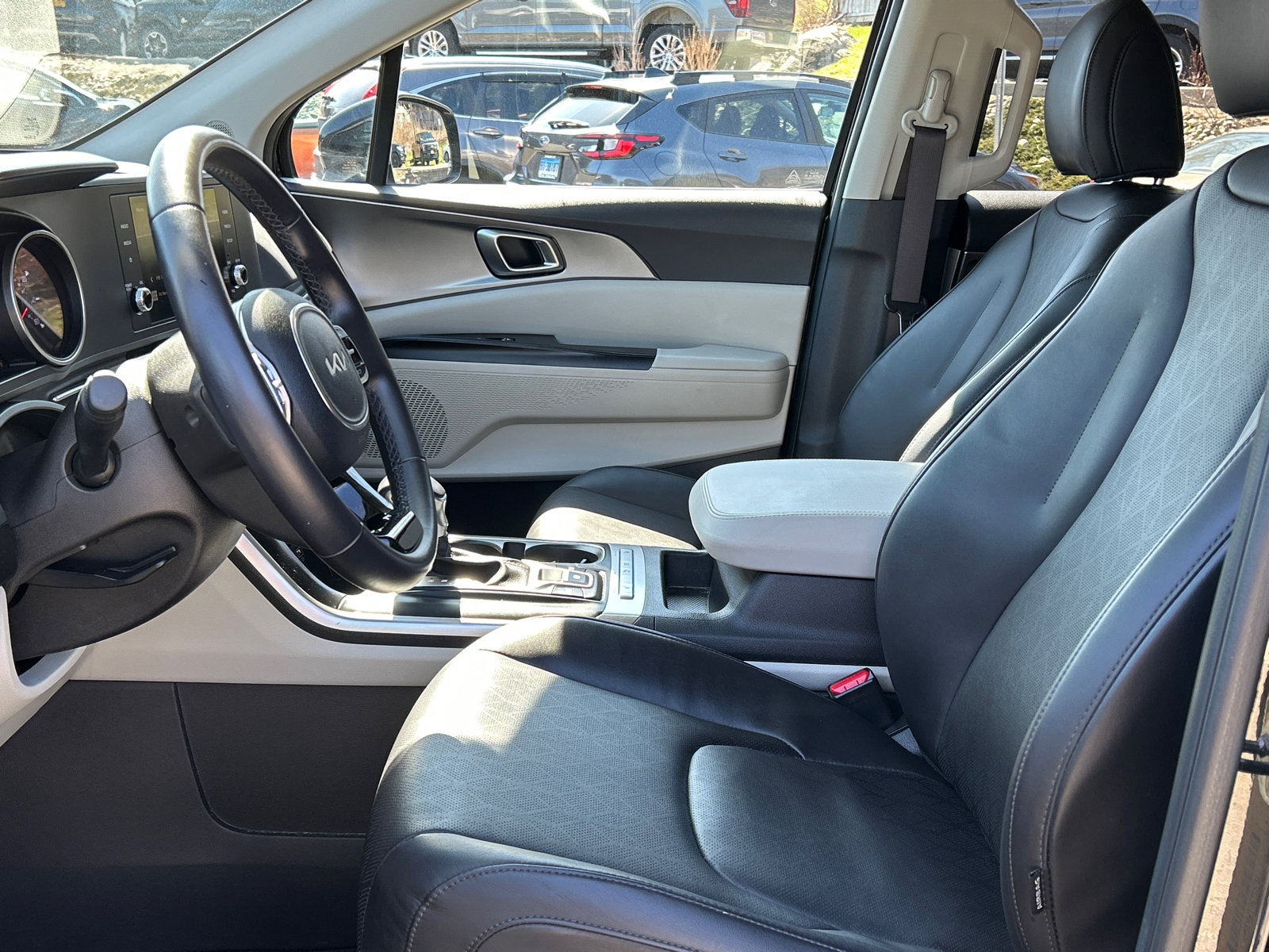 Used 2024 Kia Carnival LX FWD image 10