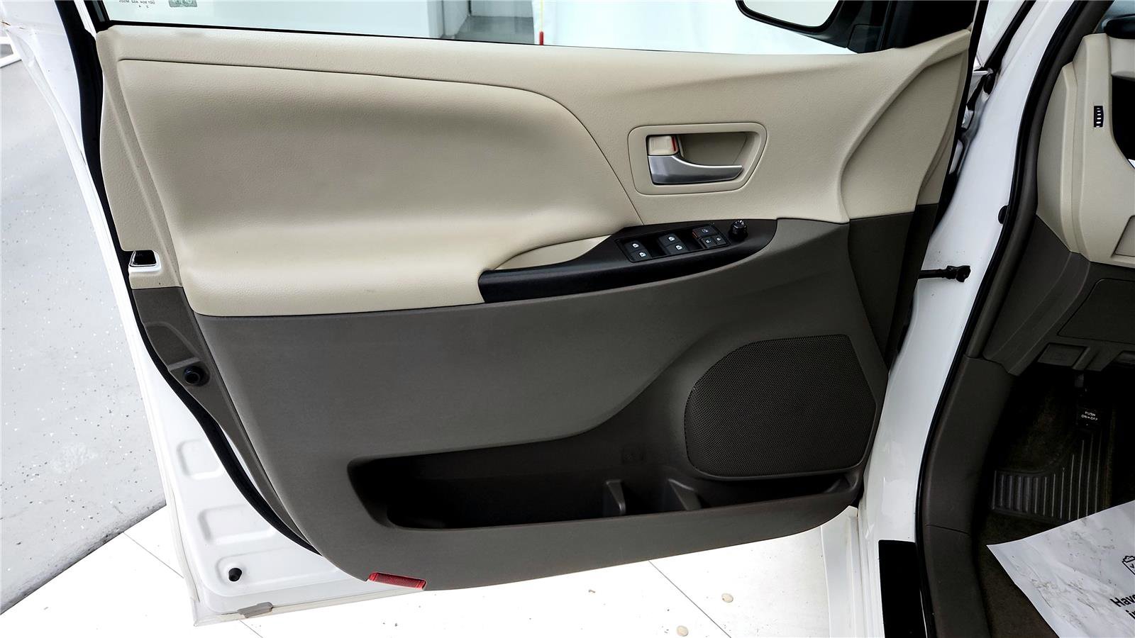 Used 2015 Toyota Sienna LE image 22