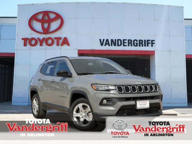 Used 2023 Jeep Compass Latitude w/ Convenience Group AWD/4WD image 1