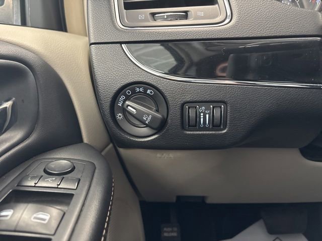 Used 2014 Chrysler Town & Country Touring-L FWD image 34